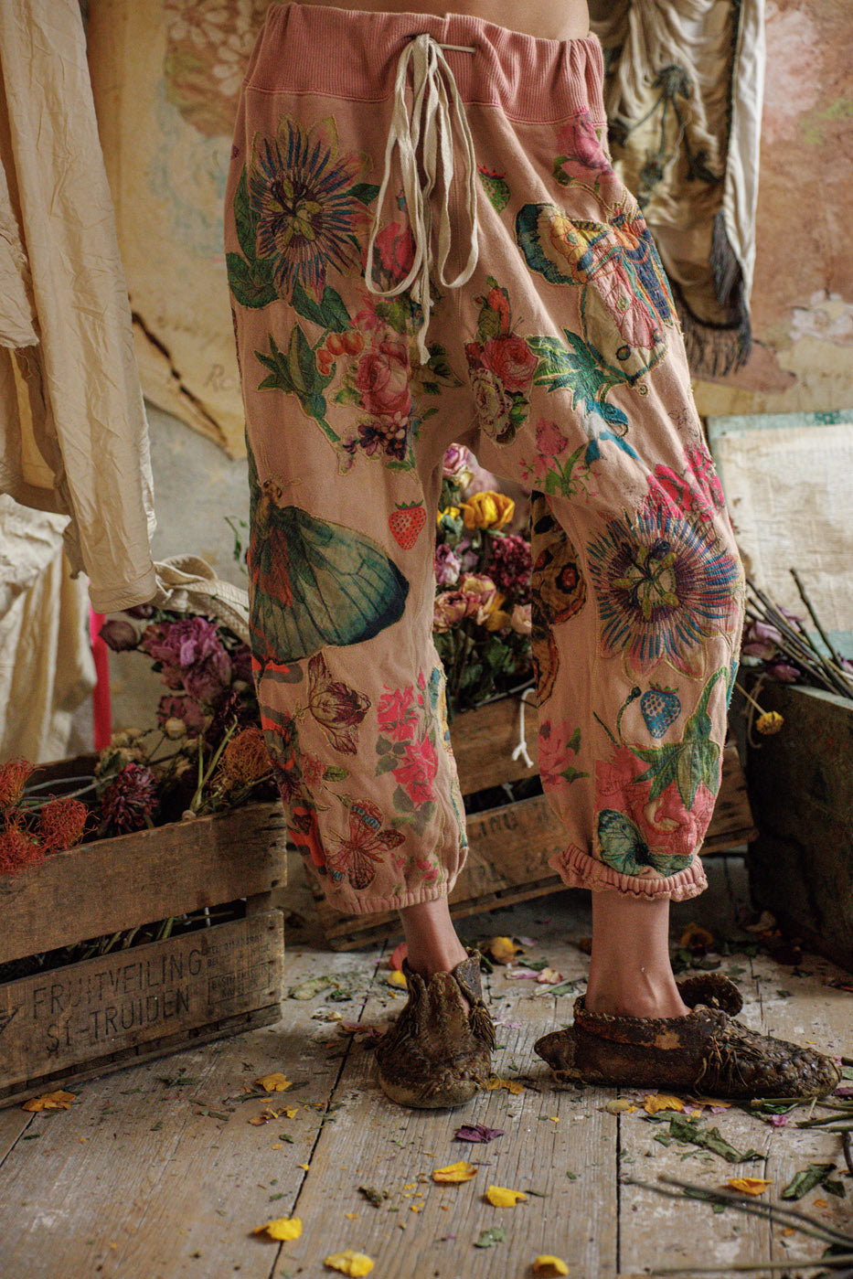 Magnolia Pearl Sunfaded Acai Appliqué LA Jolla Joggers 913