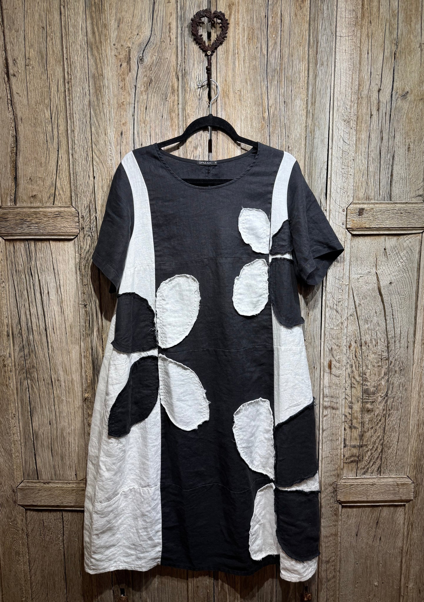 Grizas Black & White Appliqu Linen Dress 91830-L532 SS26 Dotclothing UK Grizas Black & White Appliqu Linen Dress 91830-L532 SS26 Dotclothing UK