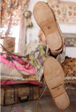 Preloved Magnolia Pearl Hand-Stitched Howard Oxfords