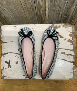 Preloved Black & White Pumps