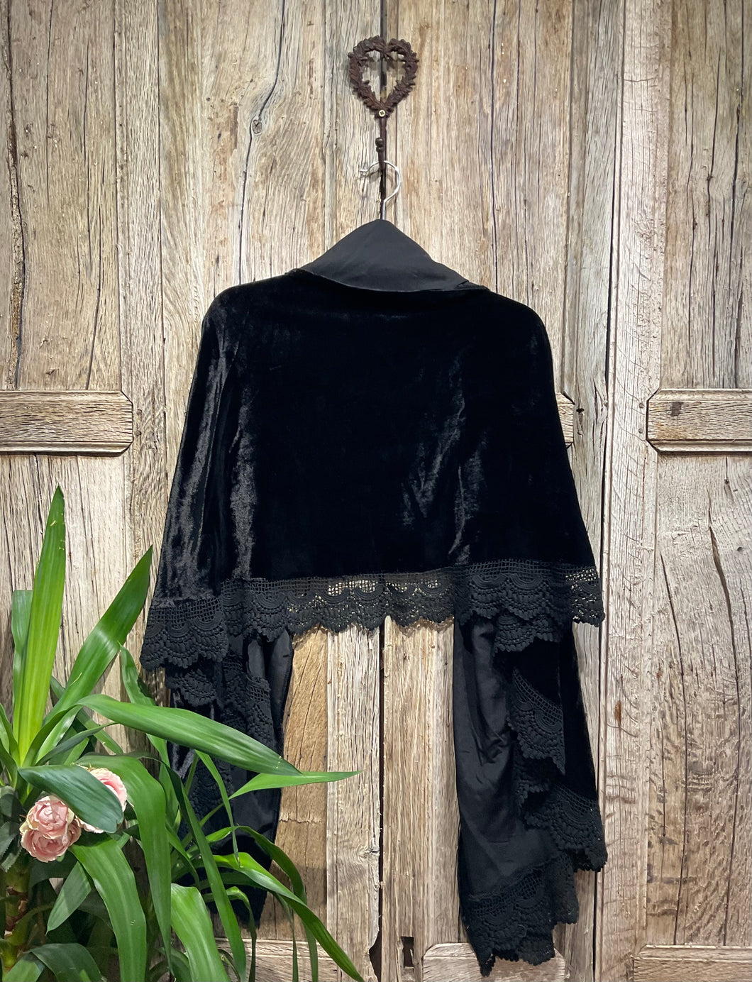 Preloved NO LABEL Luxurious Black Velvet & Crochet Shawl