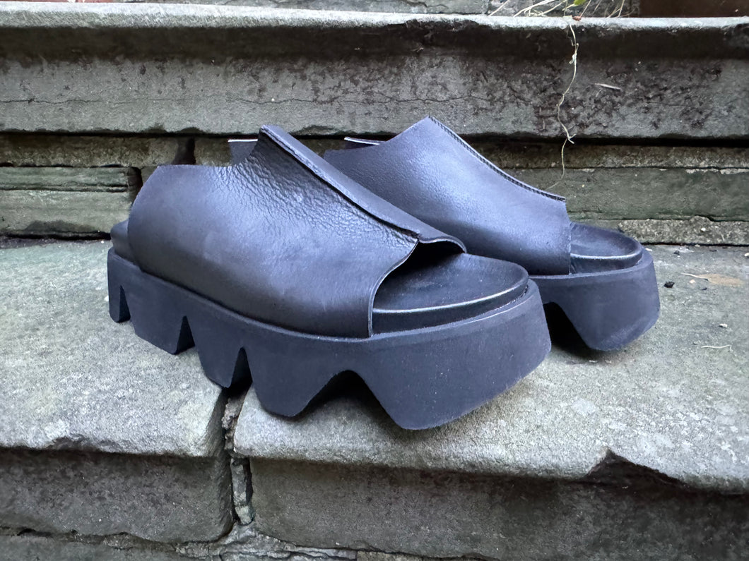 Lofina Gasoline Nero Chunky Slider EU37