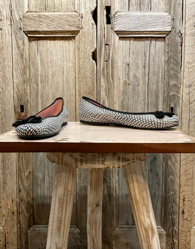 Preloved PRETTY BALLERINA Black & White Pumps