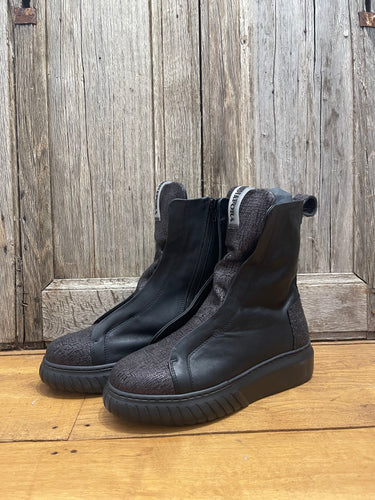 AndiaFora Black Leather Zip Boots